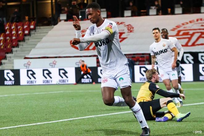 足坛比赛中 足坛比赛中